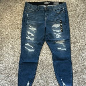 Torrid NWT bombshell skinny jeans 22